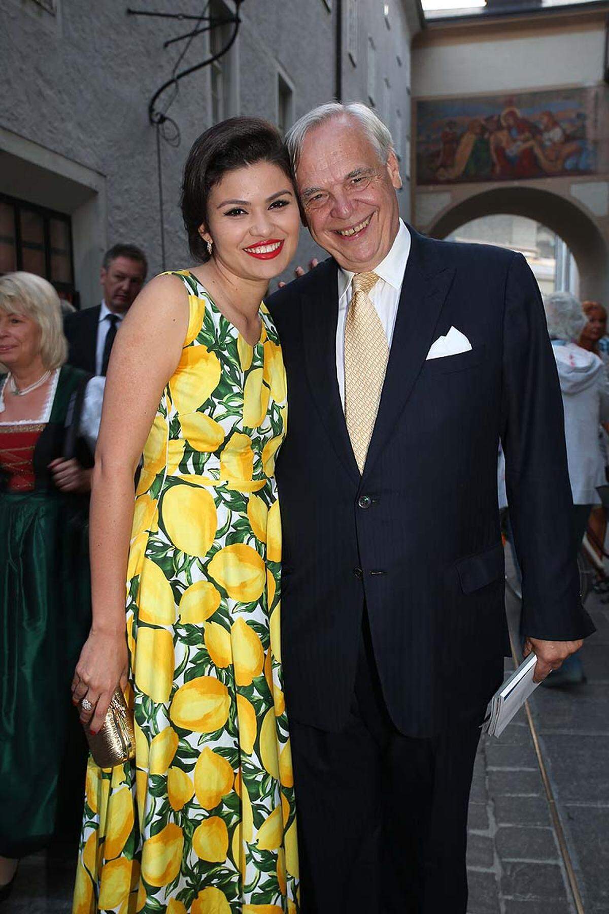 Festspielintendant Alexander Pereira mit seiner hübschen Lebensgefährtin Daniela de Souza bei seinem vorletzten "Jedermann", er wechselt 2015 nach Mailand.