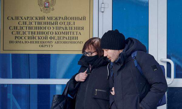 FILE PHOTO: Lyudmila Navalnaya, the mother of late Russian opposition leader Alexei Navalny, and his lawyer Alexei Tsvetkov walk out of an office of the Investigative Committee's regional department in the city of Salekhard in the Yamal-Nenets Region, Russia, February 19, 2024. REUTERS/Maxim Shemetov/File Photo