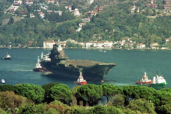 An dem Tag, an dem das 300 Meter lange Gefährt durchgezogen wurde, wurde der übrige Seeverkehr im Bosporus zur Sicherheit gestoppt.