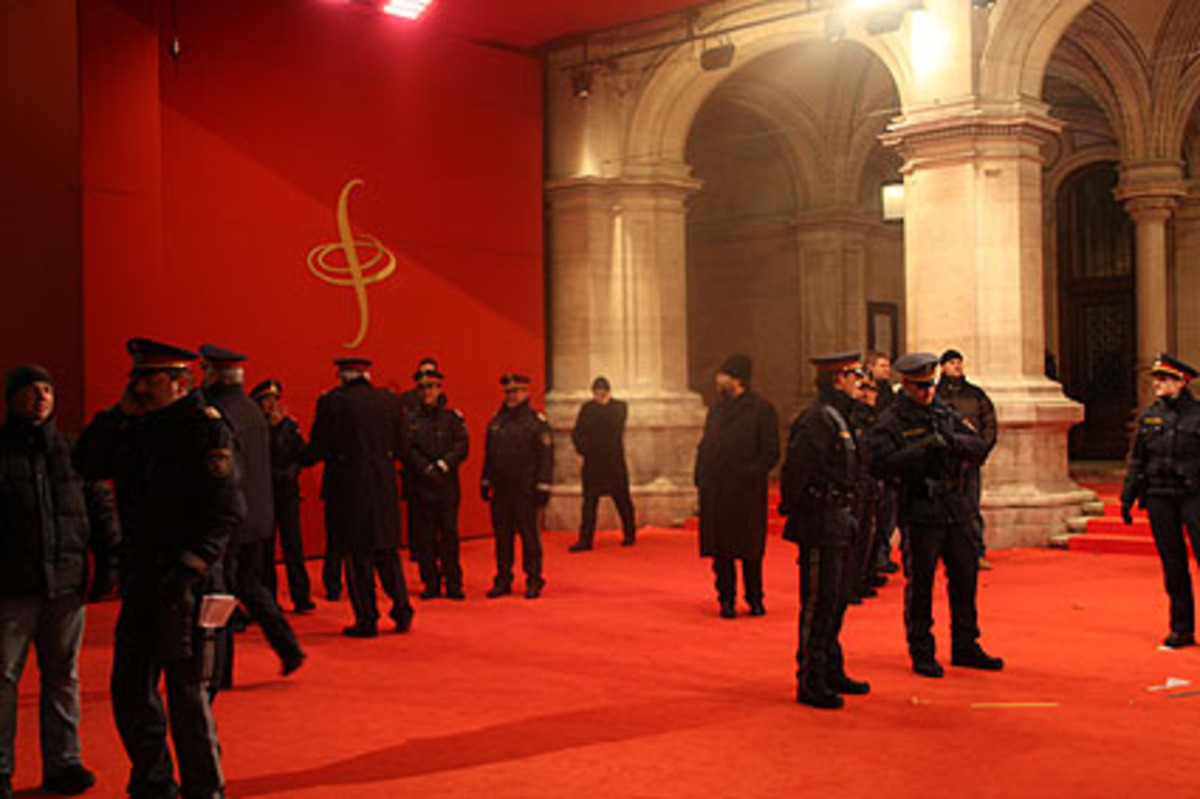 Obwohl sich das Winterwetter kurz vor Beginn des 53. Wiener Opernballs noch bessert, ist vor den Toren des Hauses frostiges Warten angesagt. Stars lassen sich vorerst keine blicken, dafür tummeln sich um so mehr Polizisten am roten Teppich. Doch dann...