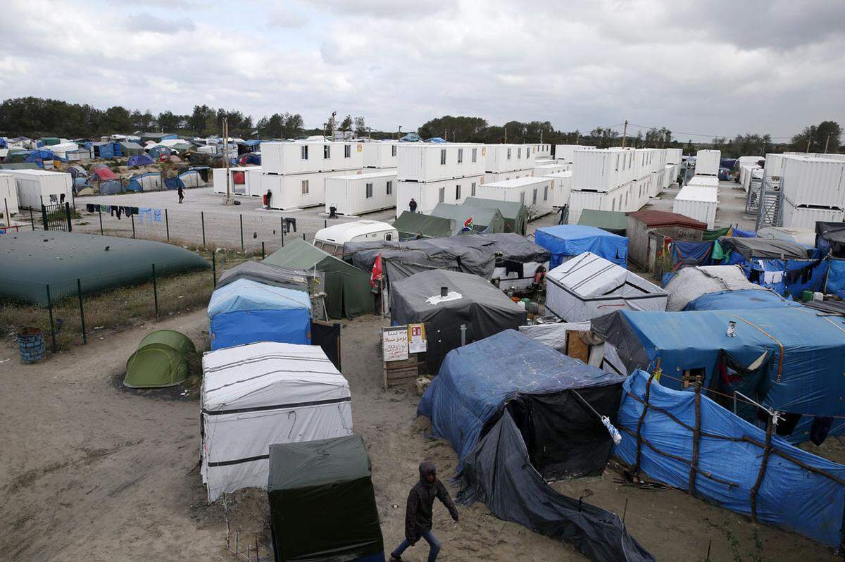 Frankreich begann am Montag mit der Räumung des Flüchtlingscamps von Calais. Die Migranten sollen mit Bussen in Aufnahmezentren im ganzen Land verteilt werden, wie die örtliche Präfektur und das Pariser Innenministerium mitteilten.