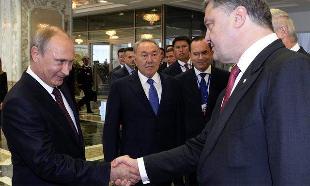 Putin und Poroschenko: Ein Handschlag unter Feinden.