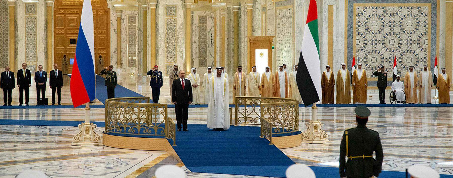 Feierlicher Empfang im Emirat Abu Dhabi: Präsident Wladimir Putin und Kronprinz Mohammed bin Zayed al-Nahyan bei der Willkommenszeremonie am Dienstag.  