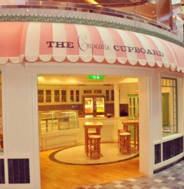 An Bord gibt es dann aber sogar ein Cupcake-Cafe, ein Einkaufszentrum mit Luxusboutiquen und eine Minigolfanlage.