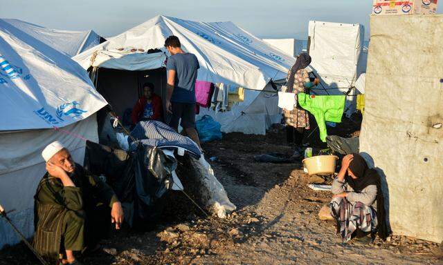Momentaufnahme aus dem neuen Flüchtlingslager für Flüchtlinge und Migranten in Kara Tepe, auf der griechischen Insel Lesbos