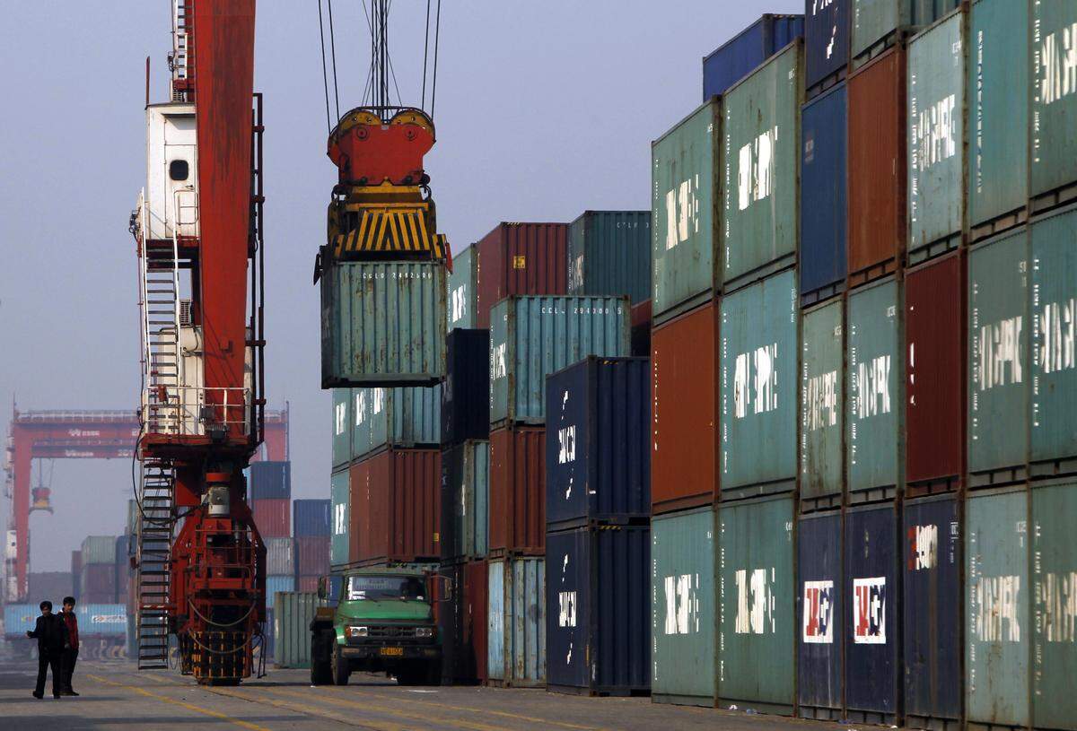 Die Kräne reichen an Deck der Frachter über bis zu 25 Containerreihen. Die heute größten Containerschiffe können rund 15.500 Containereinheiten in bis zu 22 Reihen transportieren. Damit ist der neue Tiefseehafen für die mittelfristige Zukunft gerüstet.