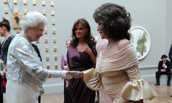 Beim Treffen mit Queen Elizabeth in der Royal Academy of Arts im Jahr 2012 wird sogar „Denver-Biest“ Joan Collins ganz handzahm.