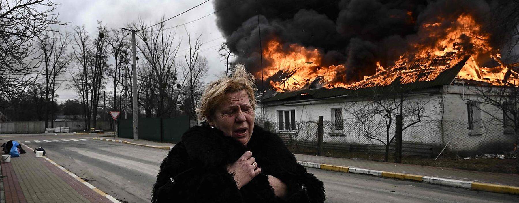 Ein brennendes Haus nach einem russischen Angriff am 4. März in Irpin bei Kiew.