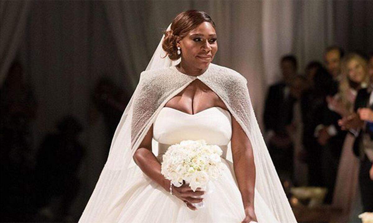 Zum Sieg in drei Sätzen: Tennisprofi Serena Williams trug im November 2017 bei ihrer Hochzeit mit Unternehmer Alexis Ohanian nicht nur ein, sondern gleich drei Kleider. Die Feierlichkeiten in New Oreleans durfte exklusiv die  "Vogue" begleiten.  Für das Jawort entschied sich die Braut für Alexander McQueen: Chefdesignerin Sarah Burton schneiderte ihr ein trägerloses Ballkleid auf den Leib. Auf dem Weg zum Altar trug sie außerdem ein glitzerndes, transparentes Cape und einen klassischen Schleier. Kleid, Schleier und Schmuck sollen laut britischem "Mirror" fast 3 Millionen Euro wert sein.