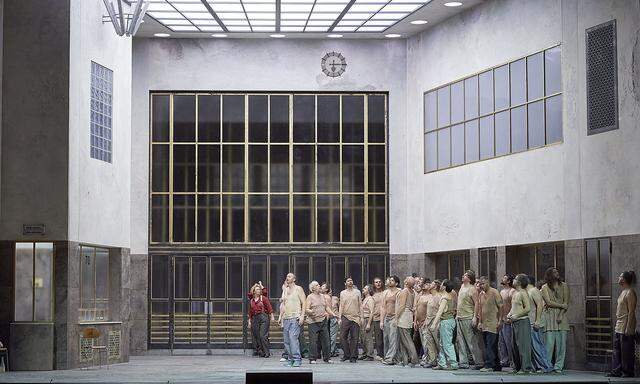 Mag dieser „Fidelio“ sängerisch auch zu wünschen übrig lassen – der Chor zeigt sich von seiner besten Seite.  [ Wiener Staatsoper/Michael Pöhn]