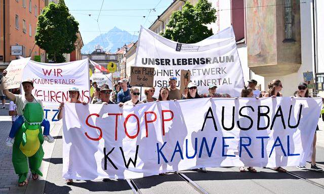 Protestmarsch gegen das geplante Kraftwerk am Sonntag in Tirol.