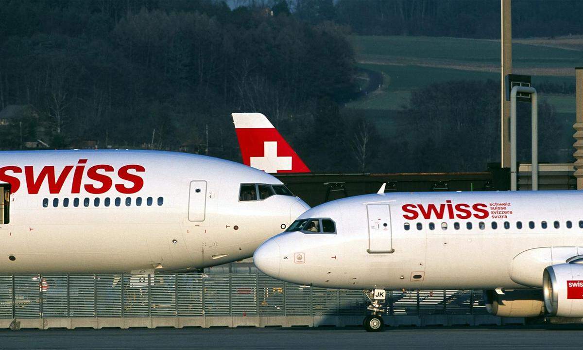 Swissair, Teil der Schweizer Identität wie Käse und Schokolade, geriet nur wenige Monate nach der Sabena in massive Zahlungsschwierigkeiten. Das "Grounding" schockt die ganze Branche in Europa, denn lange Zeit galt die Airline als "fliegende Bank". Konkurrent Crossair aus Basel übernahm den Betrieb. Unter dem Namen "Swiss" entstand eine neue nationale Airline, die schließlich die Lufthansa übernommen hat.