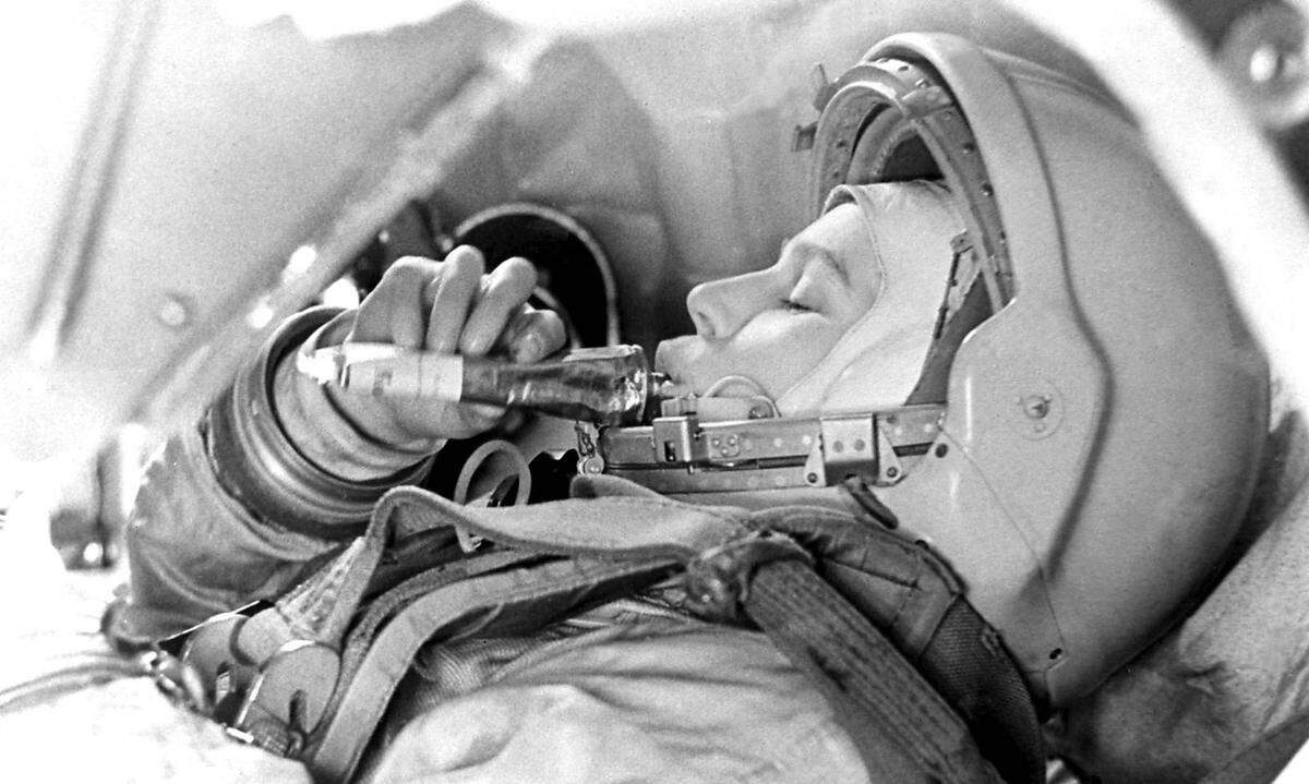 1963 schossen die Russen mit Valentina Tereschkowa die erste Frau sowie 1964 die erste dreiköpfige Besatzung ins All und 1965 unternahm ein Russe 500 Kilometer über der Erde den ersten "Weltraumspaziergang".