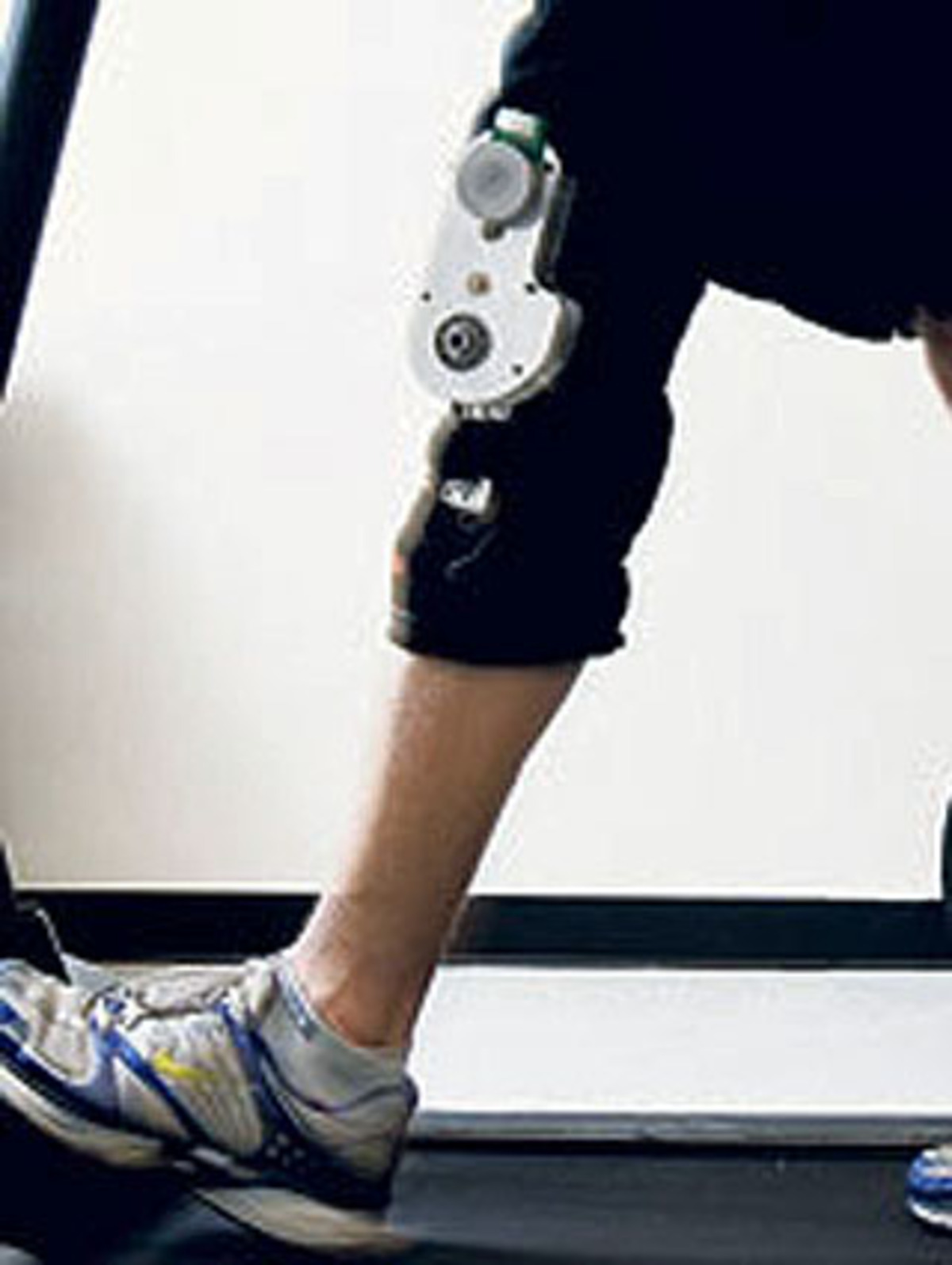 Der "Biomechanical Energy Harvester" von Max Donlean, Kinesiologe der Simon Fraser Universität, wandelt die Bewegungsenergie eines Fußgängers in Strom um. Eine Minute gehen soll genug Strom für 30 Minuten mobil telefonieren erzeugen.