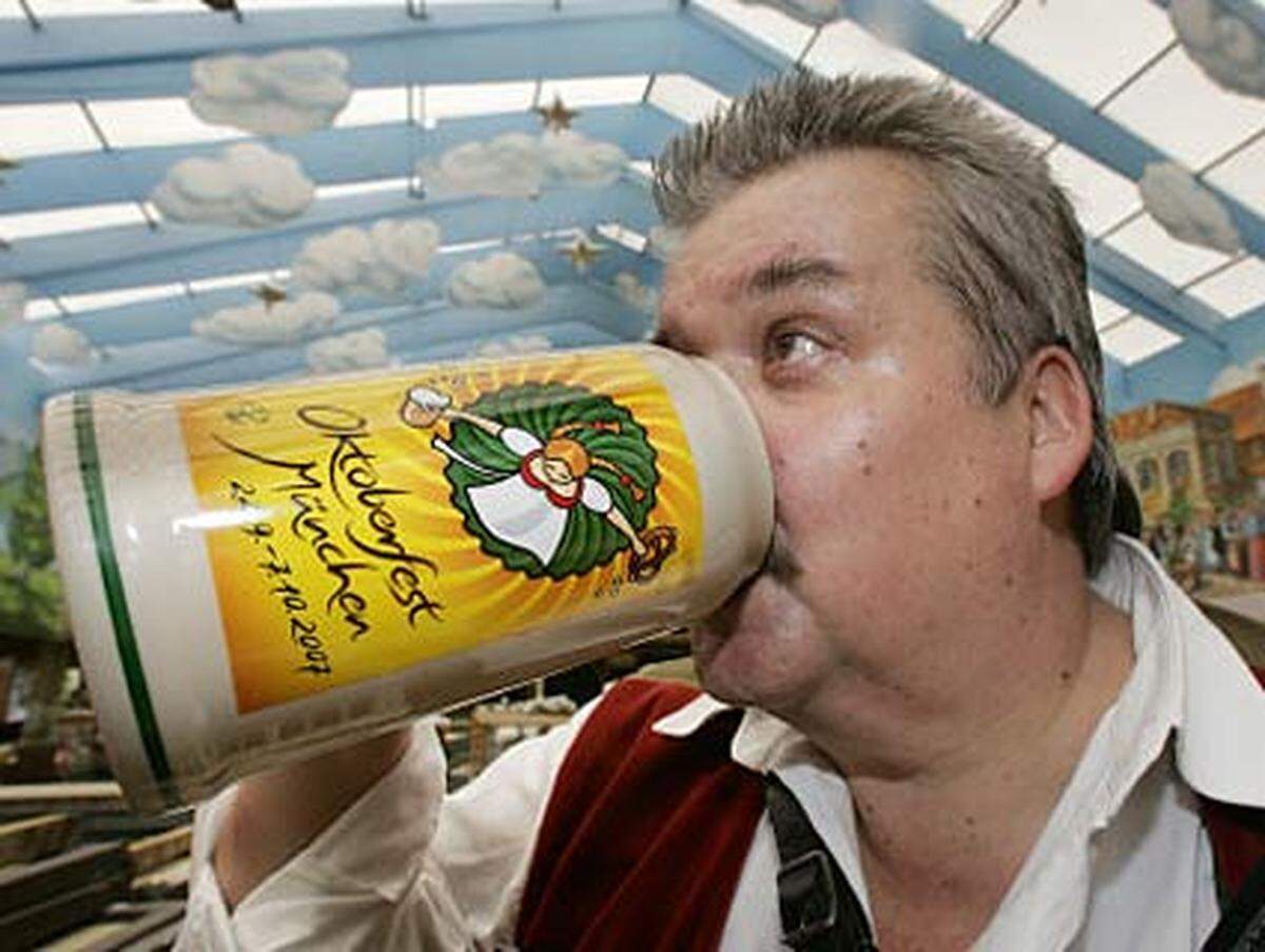 Einen ordentlichen Schluck nimmt der Musikant Herbert Huber in einem Bierzelt in München. Der Bierkrug ist ein begehrtes Sammlerstück und trägt das aktuelle Logo.