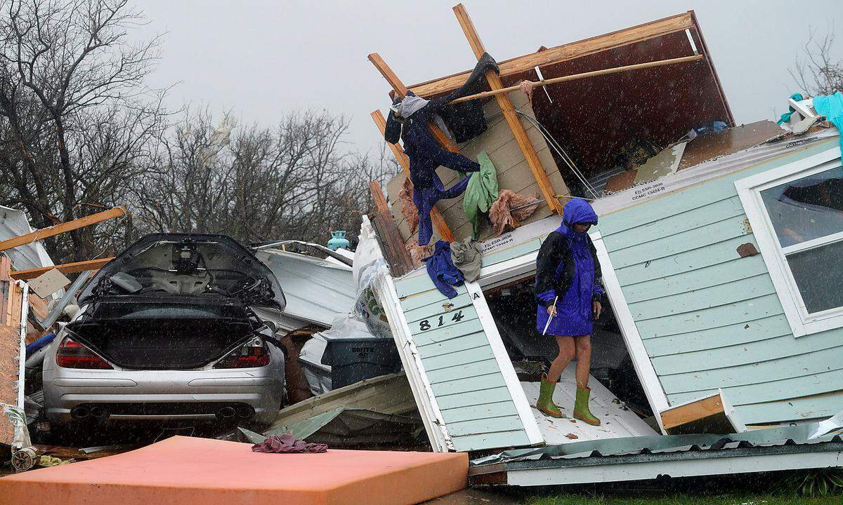 "Harvey" war in der Nacht zu Samstag als Hurrikan mit Windgeschwindigkeiten von bis zu 210 Kilometern in der Stunde über die Küste von Texas hinweggefegt. Damit war er der stärkste Sturm in dem US-Bundesstaat seit 1961.