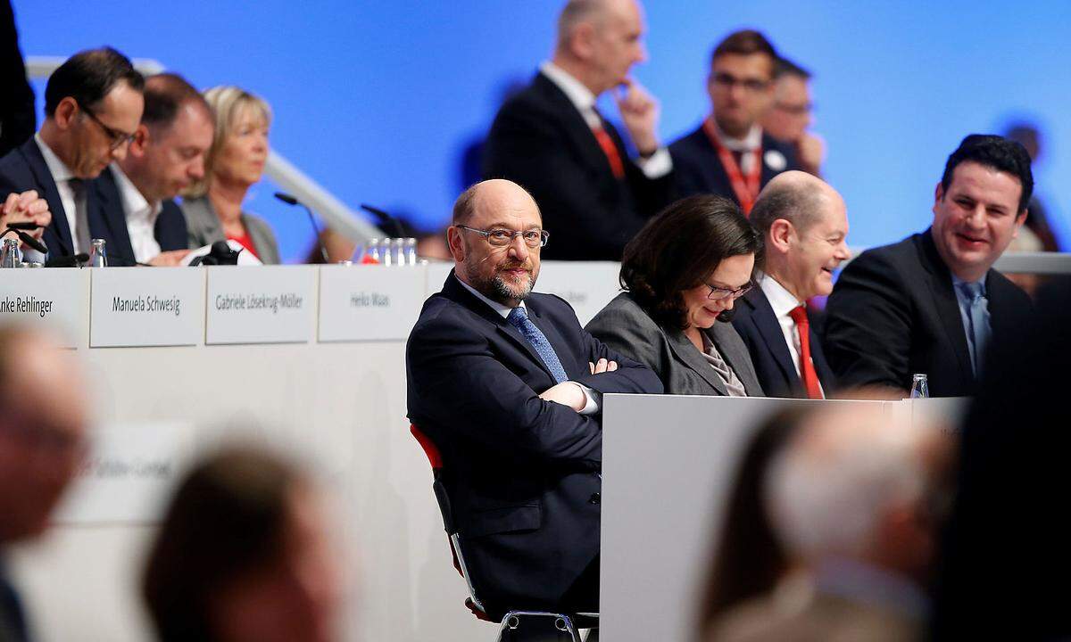 Schulz wird trotz der Niederlage bei der Bundestagswahl auf einem Parteitag mit knapp 82 Prozent der Stimmen als SPD-Vorsitzender wiedergewählt. Die Sozialdemokraten zeigen sich zudem zu ergebnisoffenen Gesprächen mit der Union bereit. Kurz darauf spricht sich der SPD-Vorstand für Sondierungsgespräche mit der Union aus.