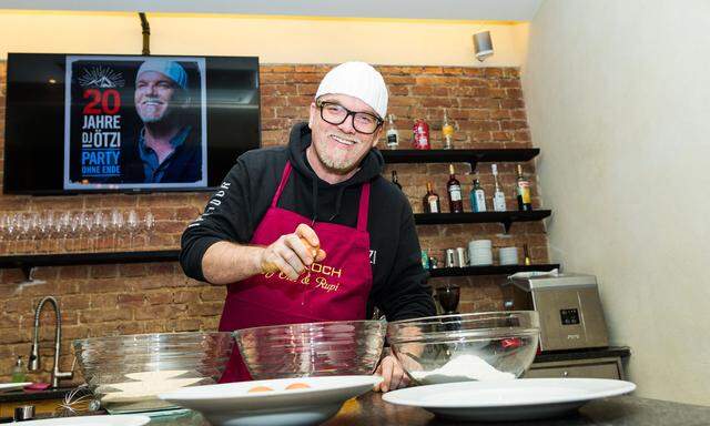 Lud zu seinem 20-Jahr-Jubiläum in die Küche, schließlich ist DJ Ötzi gelernter Koch.