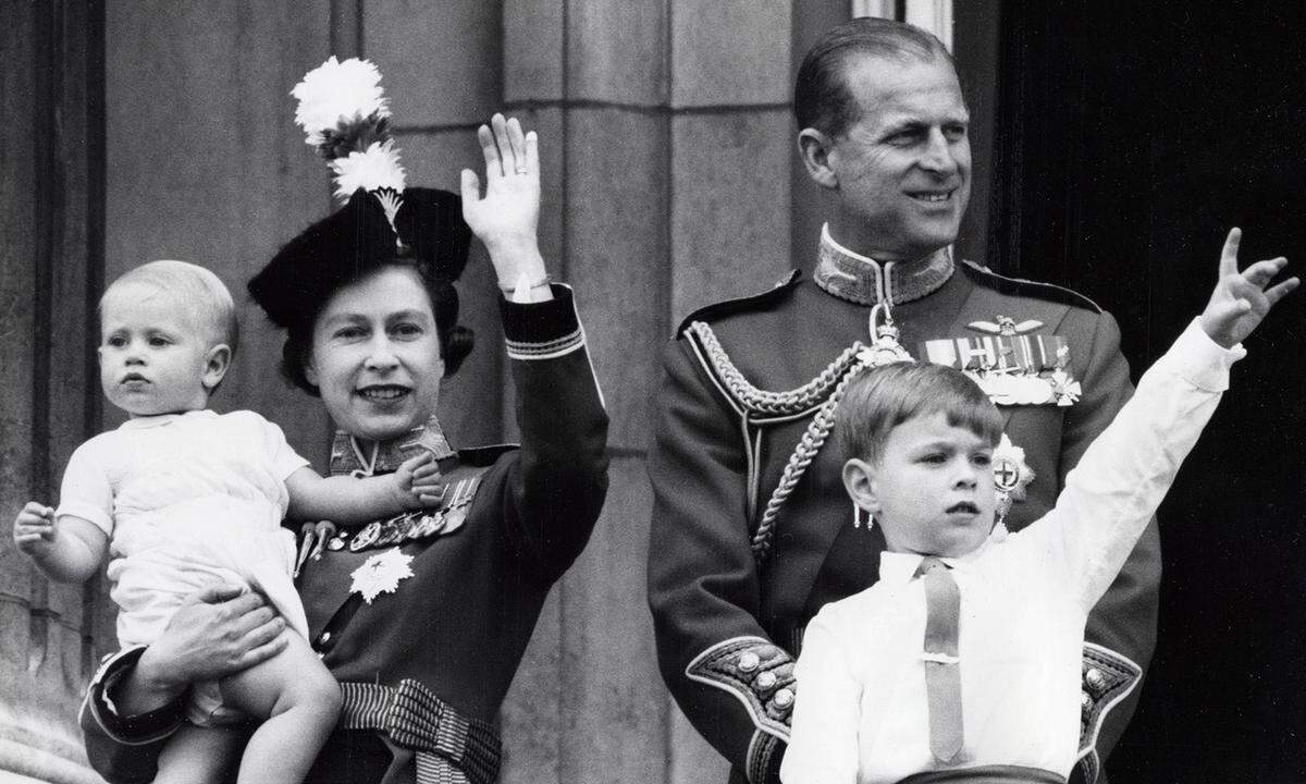 Oder vielleicht schlagen auch optische Parallelen zu Großonkel Prinz Edward durch, der hier auf dem Arm seiner Mutter Queen Elizabeth II. (neben Prinz Philip und Bruder Prinz Andrew) im Jahr 1965 der Menge zuwinkt.