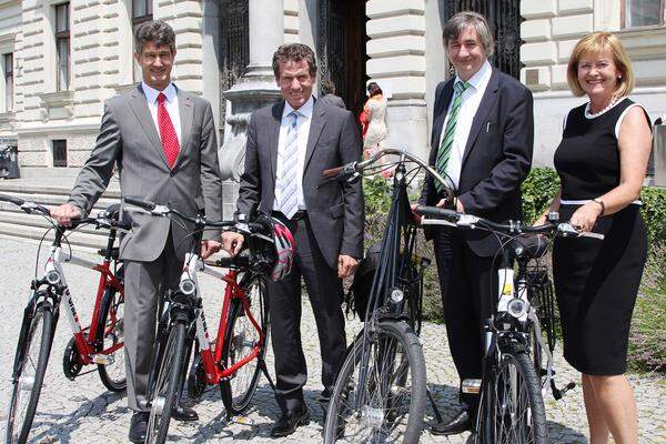 Ebenfalls in Graz: Sportlich, sportlich. Die drei Rektoren der eng kooperierenden Grazer Unis beweisen via Fahrrad, wie rasch man von einer zur anderen gelangt. Minister inklusive.