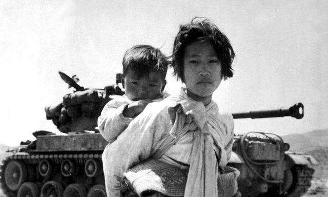 Flüchtende im Koreakrieg im Jahr 1951. Es war das Jahr, in dem die Genfer Flüchtlingskonvention, zunächst nur für Europa, entstand. 