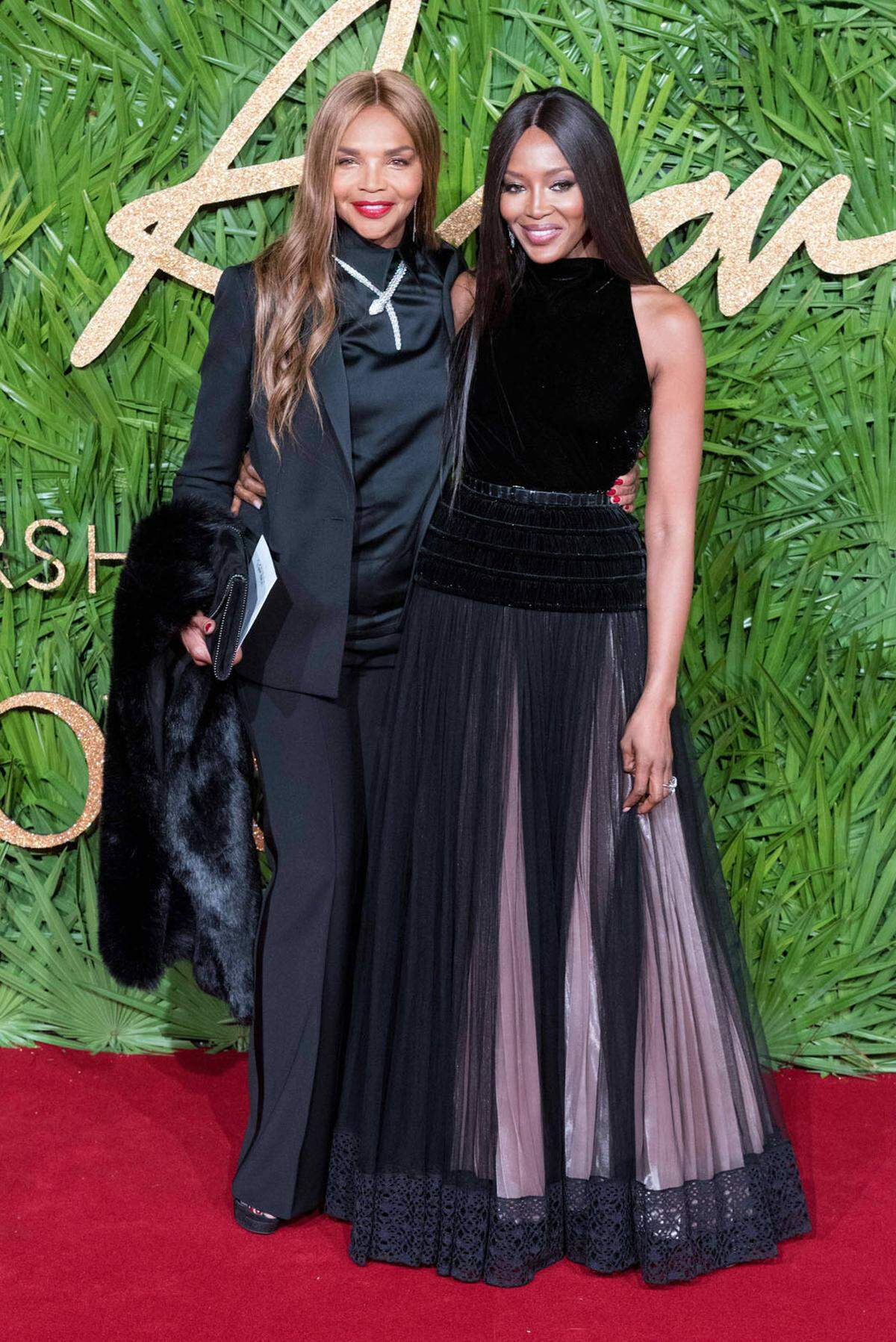 Kein Flop: Naomi Campbell (in einem Kleid von Azzedine Alaïa) mit ihrer Mutter Valerie Morris.    