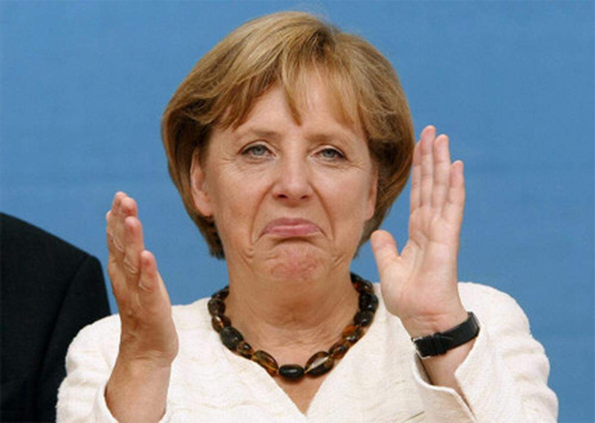 Merkels Amtszeit hatte zwei Halbzeiten: vor der Krise und ab Herbst 2008 während der Krise. Alles, was Merkel vor der Krise angestrebt hatte, vor allem größere Solidität der Politik, geriet ins Wanken. Auf einmal musste sie mit der Regierung die Sparguthaben der Bürger garantieren und gigantische Rettungsschirme für die Banken errichten. Zeitweilig zweifelte sie, ob die Bevölkerung das versteht. Sie gestand, bei mancher Entscheidung habe sie sich schlecht gefühlt, weil vieles aus der Krise die einfachen Bürger noch werden ausbaden müssen.