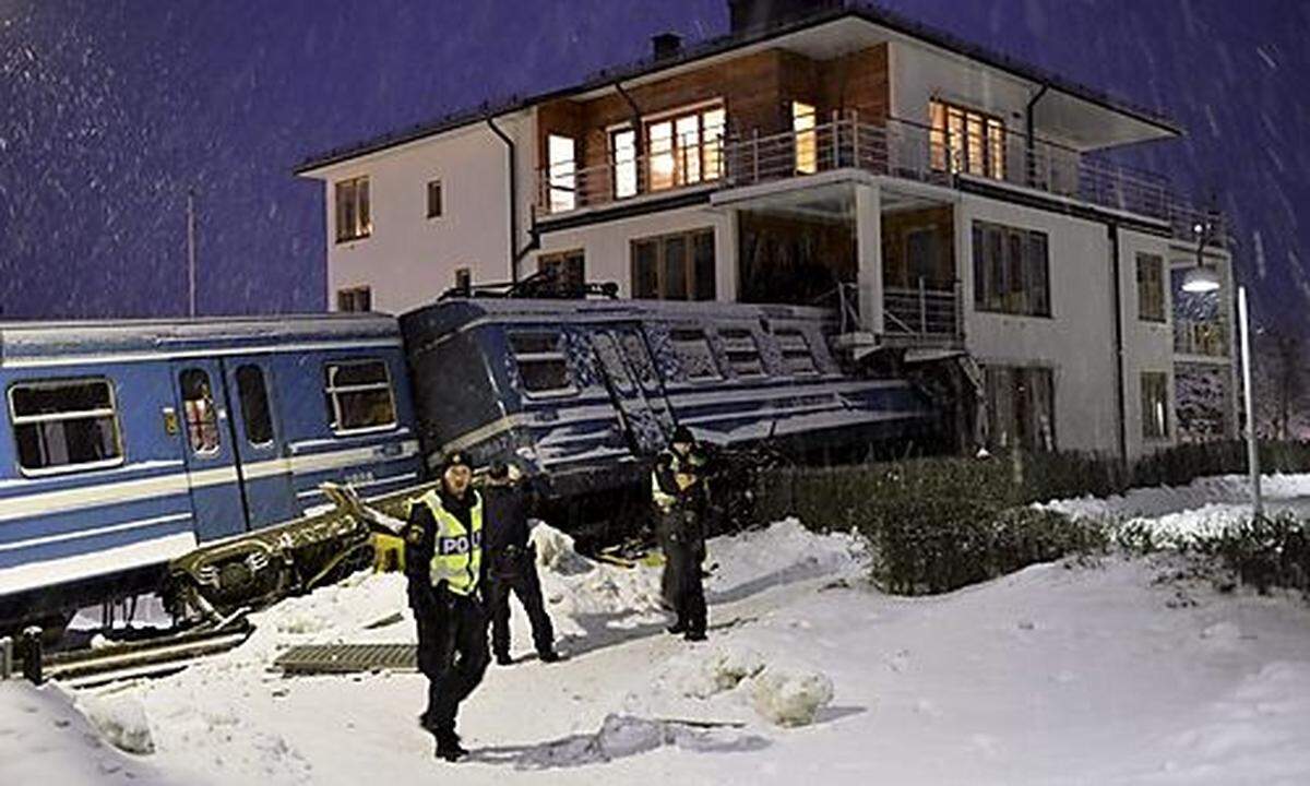 Das Stockholmer Verkehrsunternehmen SL tat sich am Dienstag schwer zu erklären, wie die junge Frau den Zug stehlen, dann durch einen Prellblock rasen und noch 25 Meter weiterfahren konnte, bis der Zug in das nahestehende Haus krachte. "Der Zug muss viel schneller gefahren sein als normalerweise", sagte SL-Sprecher Fredrik Cavalli-Björkman der Tageszeitung Expressen. Nach Informationen des Schwedischen Rundfunks können die Hausbewohner erst wieder in mehreren Monaten in ihre Wohnungen zurückkehren. (APA) Presse-Link zum Video