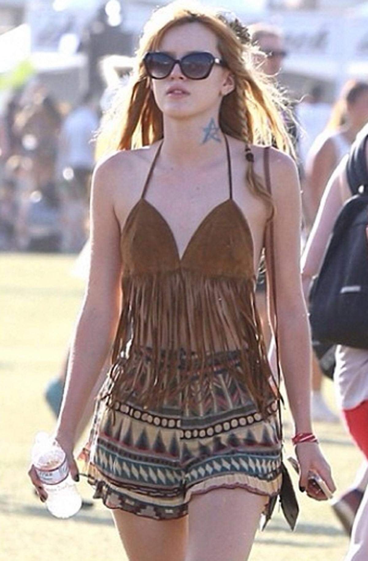 Schauspielerin Bella Thorne gefiel sich in Fransen.