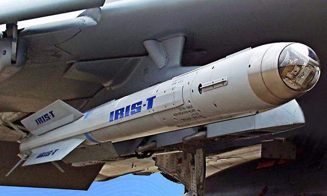 Archivbild einer Iris-T-Rakete des Herstelltes Diehl - hier an einem Kampfjet angebracht.