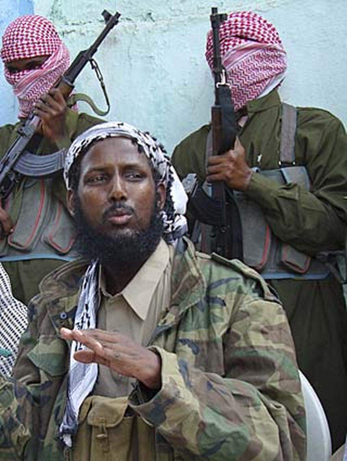 Anfang Mai brachen in der Hauptstadt Mogadischu erneut Kämpfe zwischen islamistischen Aufständischen und regierungstreuen Milizen aus. Hunderte Zivilisten wurden getötet, mehr als 1,5 Millionen Menschen haben ihr Zuhause verloren. In Somalia herrscht seit 18 Jahren fast ununterbrochen Bürgerkrieg. Die islamistische al-Shabaab-Miliz hat mittlerweile die Kontrolle über Teile Südsomalias und in weiten Teilen der Hauptstadt übernommen - die von Äthiopien unterstützte Übergangsregierung kontrolliert nur mehr den Flughafen, den Hafen, Präsidentenpalast und einige Militärlager.