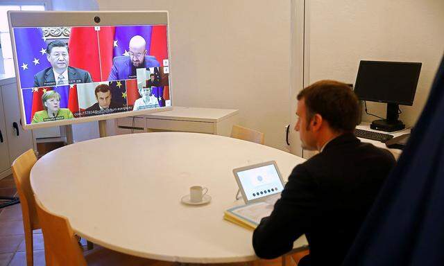 Ein Bild aus dem Élysée-Palast. Auch Frankreichs Präsident Emmanuel Macron, war bei der Videokonferenz mit Xi Jinping dabei.