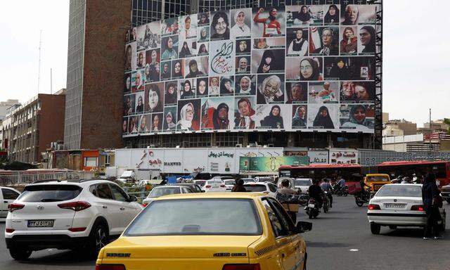 Eine Plakatwand am Valiasr Square in Teheran wurde zum PR-Fiasko.