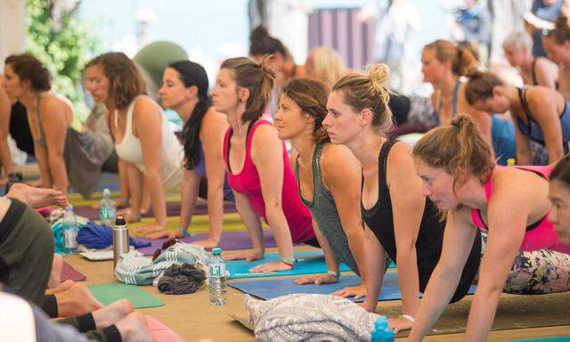 Yoga im Zelt am Wörthersee. Dicht an dicht liegen die Matten, erstaunlicherweise stört es nicht.