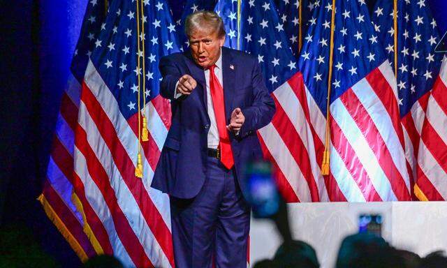 Der ehemalige US-Präsident und republikanische Präsidentschaftskandidat Donald Trump am Ende einer Wahlkampfveranstaltung im Club 47 USA in West Palm Beach, Florida, am 11. Oktober 2023.