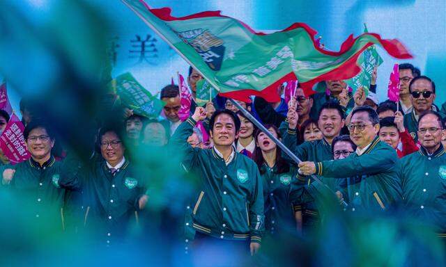 Wahlkampf in Grün: „Unsere Freiheit hat keinen Preis“, rufen DPP-Spitzenkandidat Lai und seine Vize Hsiao Anhängern zu. Sie warnen vor Kuschelkursen mit China.