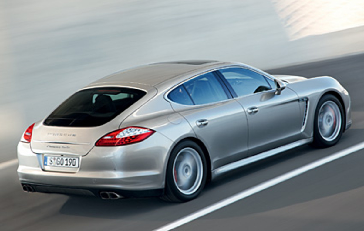 Der einbrechende High-End-Markt und Turbulenzen um Schuldenstand und VW-Anteile ergeben keine ideale Begleitmusik. Ob der Viertürer (im Gegensatz zum Cayenne eine komplette Eigenentwicklung der Stuttgarter) ein Erfolg wird, scheint diesmal nicht allein von der Güte des Autos abzuhängen.