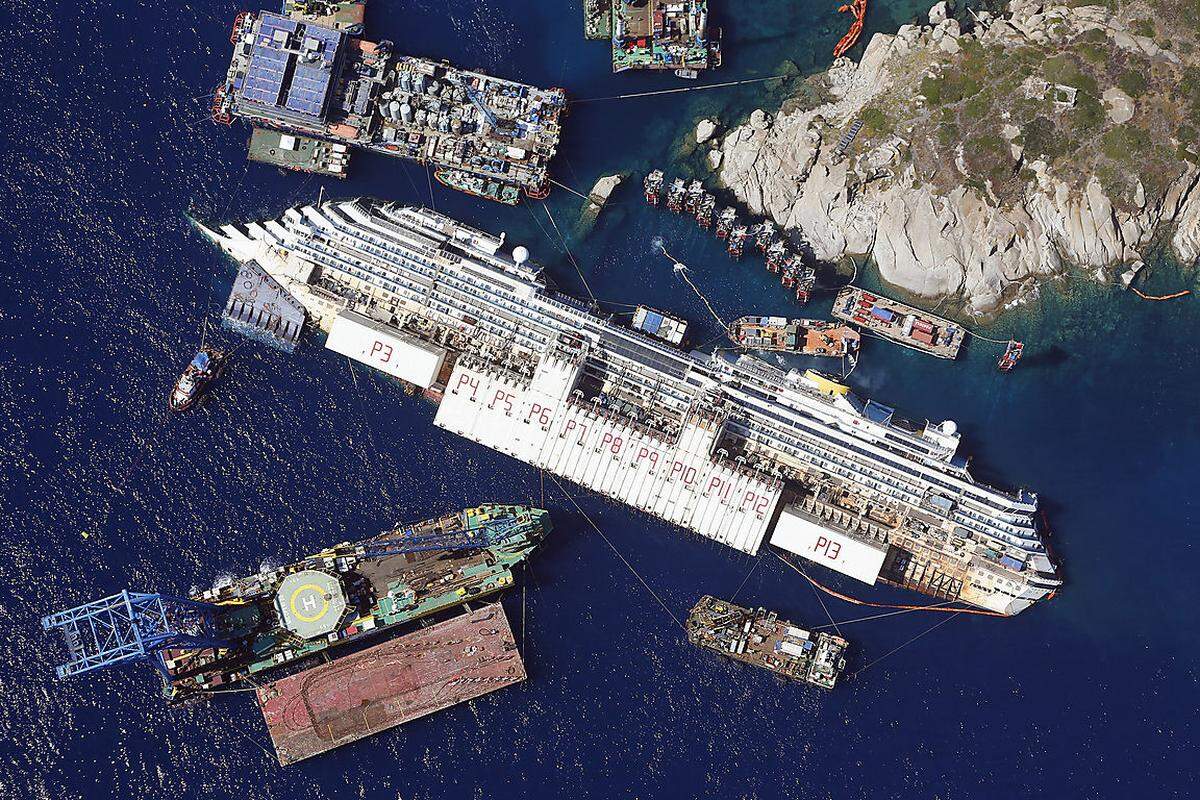 Im Juli soll die Costa Concordia abgeschleppt werden. Im März werde entschieden, in welchem Hafen das Wrack zerlegt werden soll. Im September 2013 war sie im Rahmen einer spektakulären Bergungsaktion aufgerichtet worden.