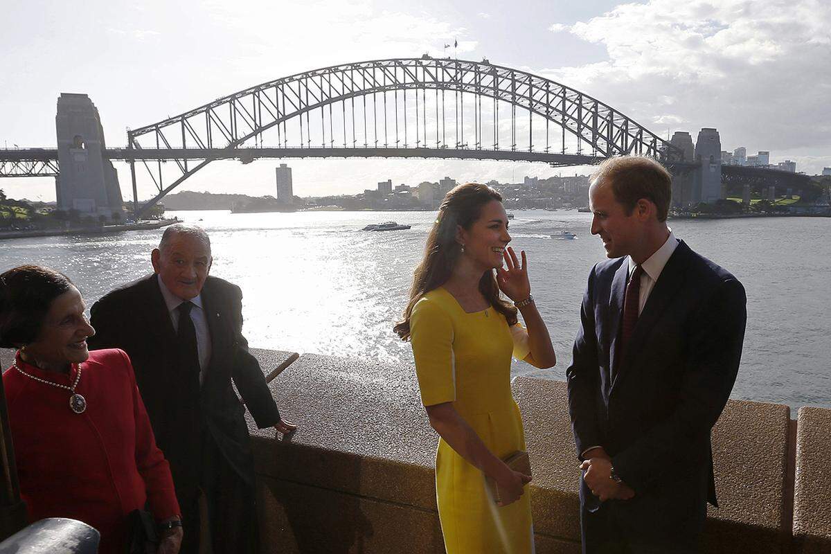 Prinz William, seine Frau Kate und Baby George reisen seit dem 16. April durch Australien: Bei strahlendem Sonnenschein hat das Herzogspaar von Cambridge die ersten Termine in Sydney absolviert.
