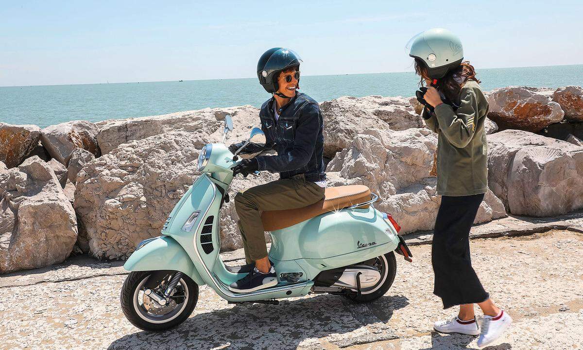 Vespa. Neu erfunden hat die zum Piaggio-Konzern gehörige Kultmarke Vespa ihre Modelle nicht, trotz technischer und motorischer Adaptierungen. Warum auch. Die Italienerin ist längst unsterblich. Abgesehen von der Elettrica folgt der aktuelle Modelljahrgang dem bewährten motorischen, auf die geltenden Emissionsvorschriften adaptierten Muster, mit 50, 125, 150 und 300 ccm (Zweitakter sind out). Der Mode verpflichtet sind die 2020er-Modelle, entweder in zarten oder kräftigen Farben  – oder in Retrodesigns. Die Vespa, der Inbegriff des Rollers schlechthin. Behutsam modernisiert. Unsterblich.  