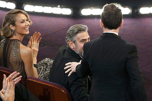 MacFarlane machte sich auch über George Clooneys Schwäche für jüngere Frauen lustig: Die neunjährige Oscar-Nominierte Quvenzhané Wallis sei so jung, "dass es noch 16 Jahre dauern wird, bis sie Clooney zu alt ist."