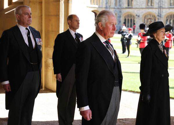 Die engsten Verwandten des im Alter von 99 Jahren verstorbenen Dukes of Edinburgh nahmen am Trauermarsch teil, allen voran seine vier Kinder: In der ersten Reihe standen Prinz Charles und Prinzessin Anne, gefolgt von Prinz Andrew und Prinz Edward.