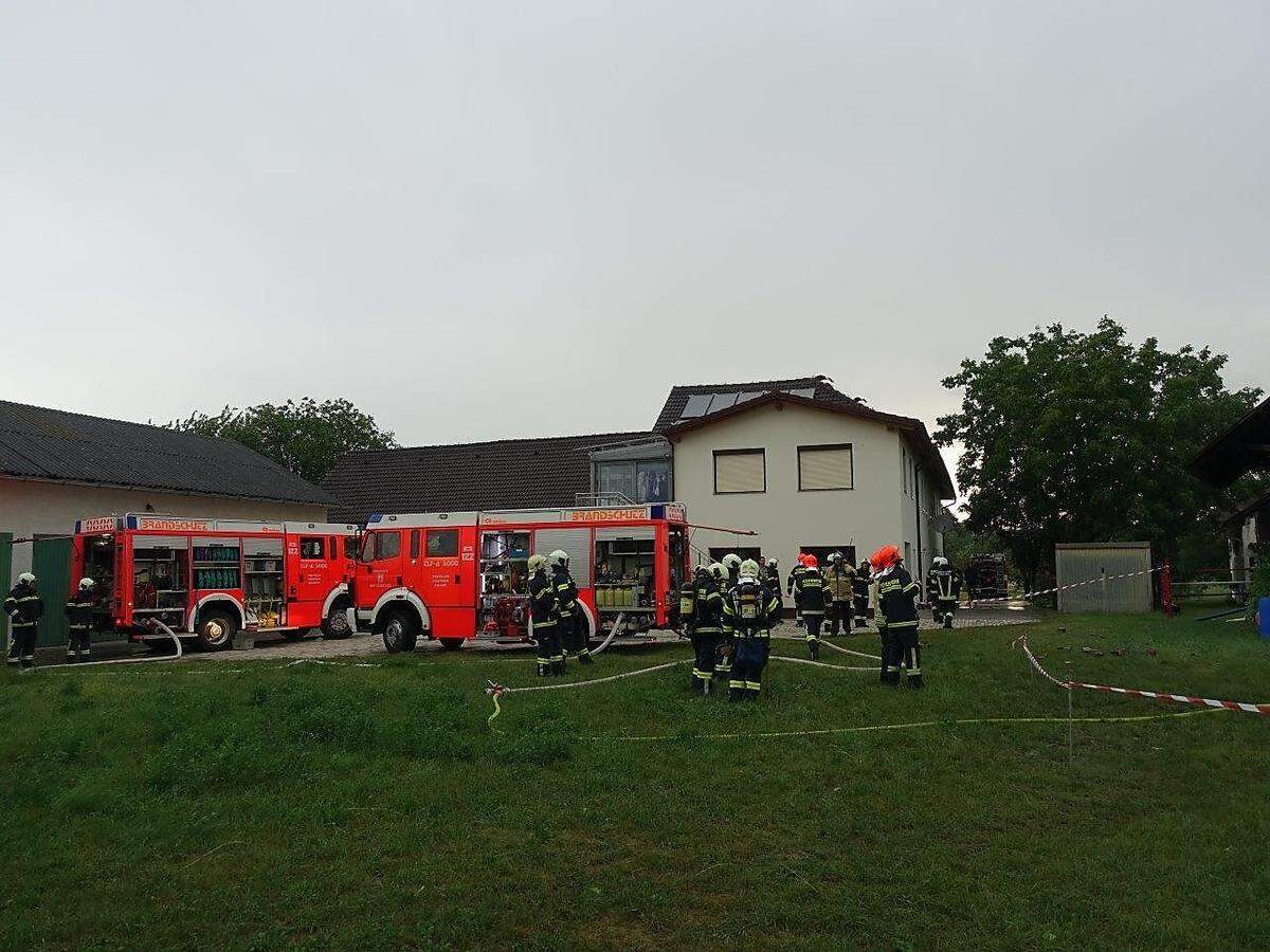 In ganz Oberösterreich sind 140 Feuerwehren mit rund 1.600 Einsatzkräften durch das Unwetter am Montag gefordert worden. Brände aufgrund von Blitzeinschlägen und demolierten Stromleitungen, beschädigte Gebäude, umgestürzte Bäume und Überflutungen hielten sie ab dem Nachmittag bis in die Nachtstunden auf Trab.  