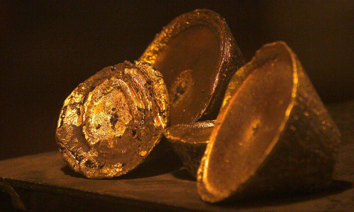 Das Edelmetall Gold ist seit jeher und bis heute eines der höchsten Luxusgüter sowie Zahlungsmittel. Das macht es auch zu einer der meistgehandelten Waren der Welt, an der Stelle vier.