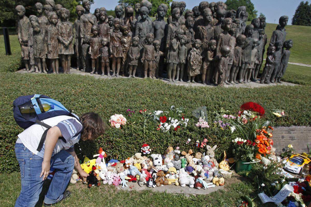 Jährlich wird des Massakers gedacht. Im Jahr 2000 wird die Gedenkstätte neu gestaltet. Ein Werk der Bildhauerin Marie Uchytilová stellt die Kinder von Lidice dar, es soll die jüngsten Opfer in Erinnerung halten. Am Sonntag jährt sich die Schreckenstat zum siebzigsten Mal.