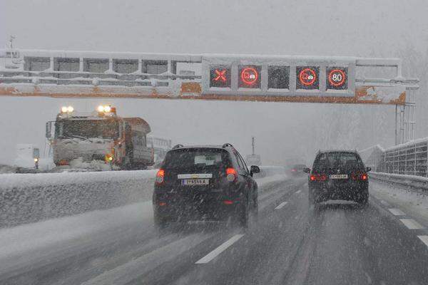 Auf der Brennerautobahn (A13) waren Schneepflüge im Einsatz ...