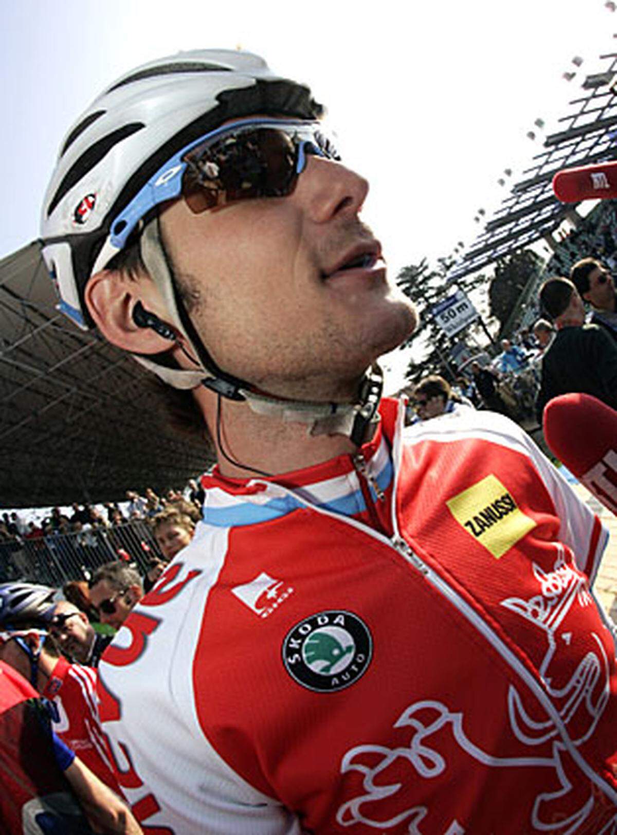 Der Luxemburger Fränk Schleck gesteht, 7000 Euro an den mutmaßlichen Dopingarzt Eufemiano Fuentes überwiesen zu haben. Schlecks Rennstall CSC Saxo Bank suspendiert den 28-Jährigen umgehend. Schleck fuhr bei der Tour de France 2008 drei Tage im Gelben Trikot.