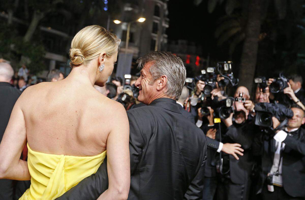 Wenig später liefen sie händchenhaltend beim Filmfest in Cannes über den roten Teppich. Dort feierte Theron die Premiere ihres Actionfilms "Mad Max: Fury Road", in dem sie an der Seite von Tom Hardy eine Kriegerin auf Rachefeldzug spielt. Im Juni war plötzlich Schluss. Über die Trennungsgründe wurde offiziell nichts bekannt.