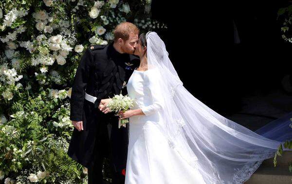 Das war er, der Kuss auf den alle gewartet haben. Ähnlich locker wie der Rest der Eheschließung von Prinz Harry und Herzogin Meghan, ist auch er schnell vorübergegangen.
