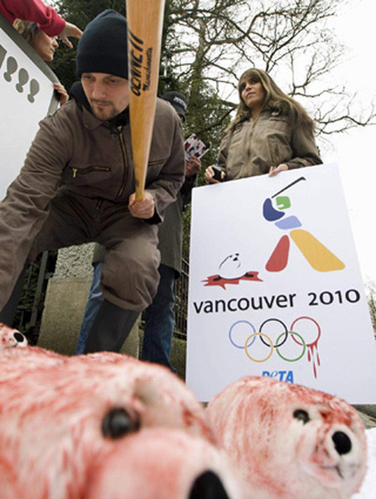 In Bern machen diese Aktivisten der Tierschutzorganisation PETA auf die Robbenjagd aufmerksam. Sie bedienen sich dabei der Symbole der Olympischen Winterspiele, die 2010 in Vancouver stattfinden.